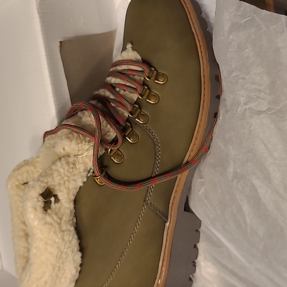 Sporty men boots with the wool lining